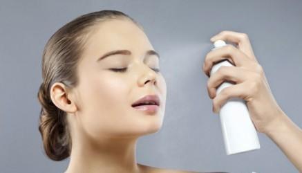 使用補水噴霧之后,到底該不該將殘余的水分擦掉? 使用補水噴霧之后,到底該不該將殘余的水分擦掉?